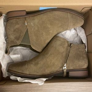 Tom’s suede booties olive green 7